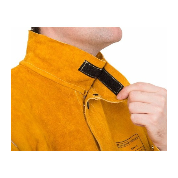 Goldene braune Jacke mit hinterem Flammschutzstoff