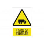 Señal advertencia pictorama y texto - ¡Peligro! salida de camiones
