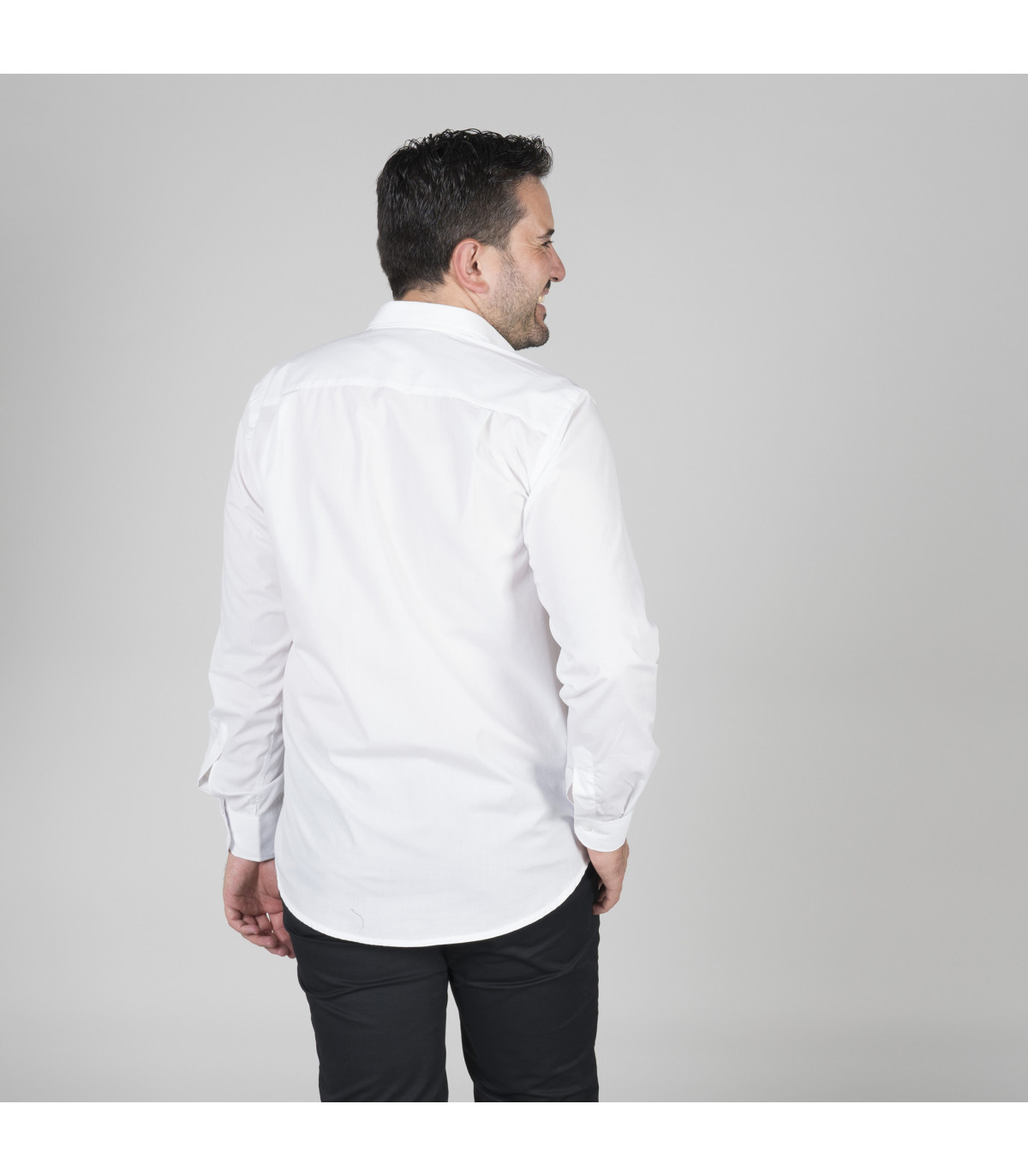 Camiseta masculina de manga longa com lenço e dobras nas costas