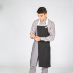 Delantal con peto negro combi espiga 82X72 cms cierre con mosquetón UNIFORMES GARY'S