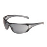 Les lunettes de sécurité à lentille grise et monture noire et verte, anti rayures/antiévaporateur 3M