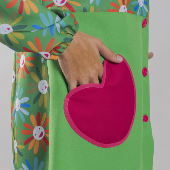 Bata mujer piropo de Agatha Ruiz de la Prada bolsillo con forma de corazón, tejido sarga UNIFORMES GARY'S 500021