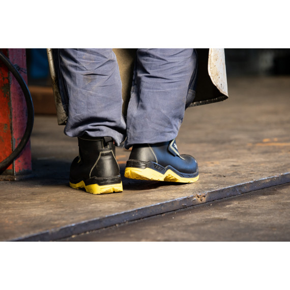 Medium cutting boot with BOA Fit hidden system 1228W