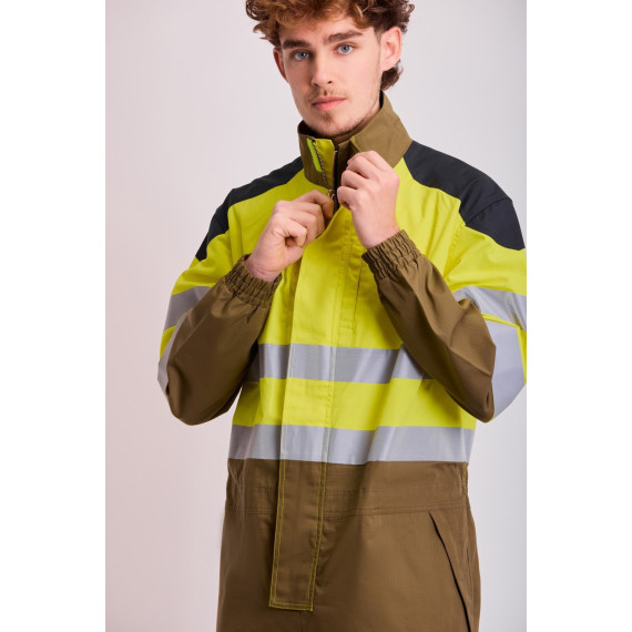 Buzo tricolor ignífugo e antiestático de alta visibilidade, com fitas refletoras e tecido Ripstop B5081.