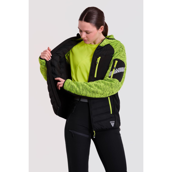 Veste en tricot matelassée avec capuche, combinée avec le tissu Workshell S9475.
