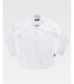 Camisa em tecido Oxford com colarinho clássico e fecho central de botões B8410
