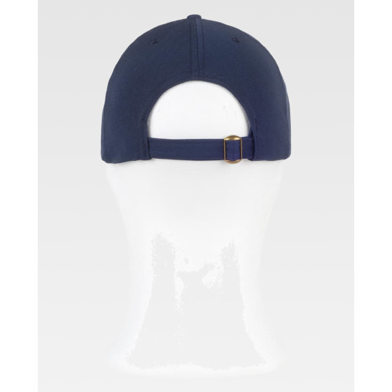 Cap with a combined three-dimensional logo embroidered on the front. Rear adjustment with a metal buckle. WFA943