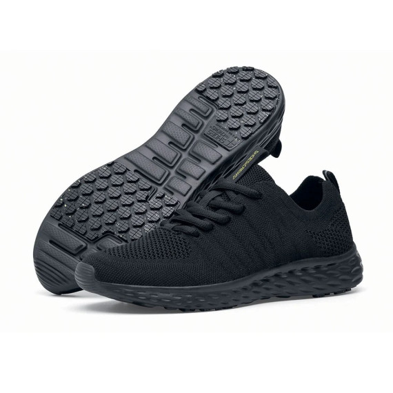 Men's sports footwear with lightweight EVERLIGHT ECO technology.