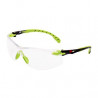 Des lunettes de sécurité à monture verte/noire avec lentille incolore ScotchgardTM (K et N), 3M