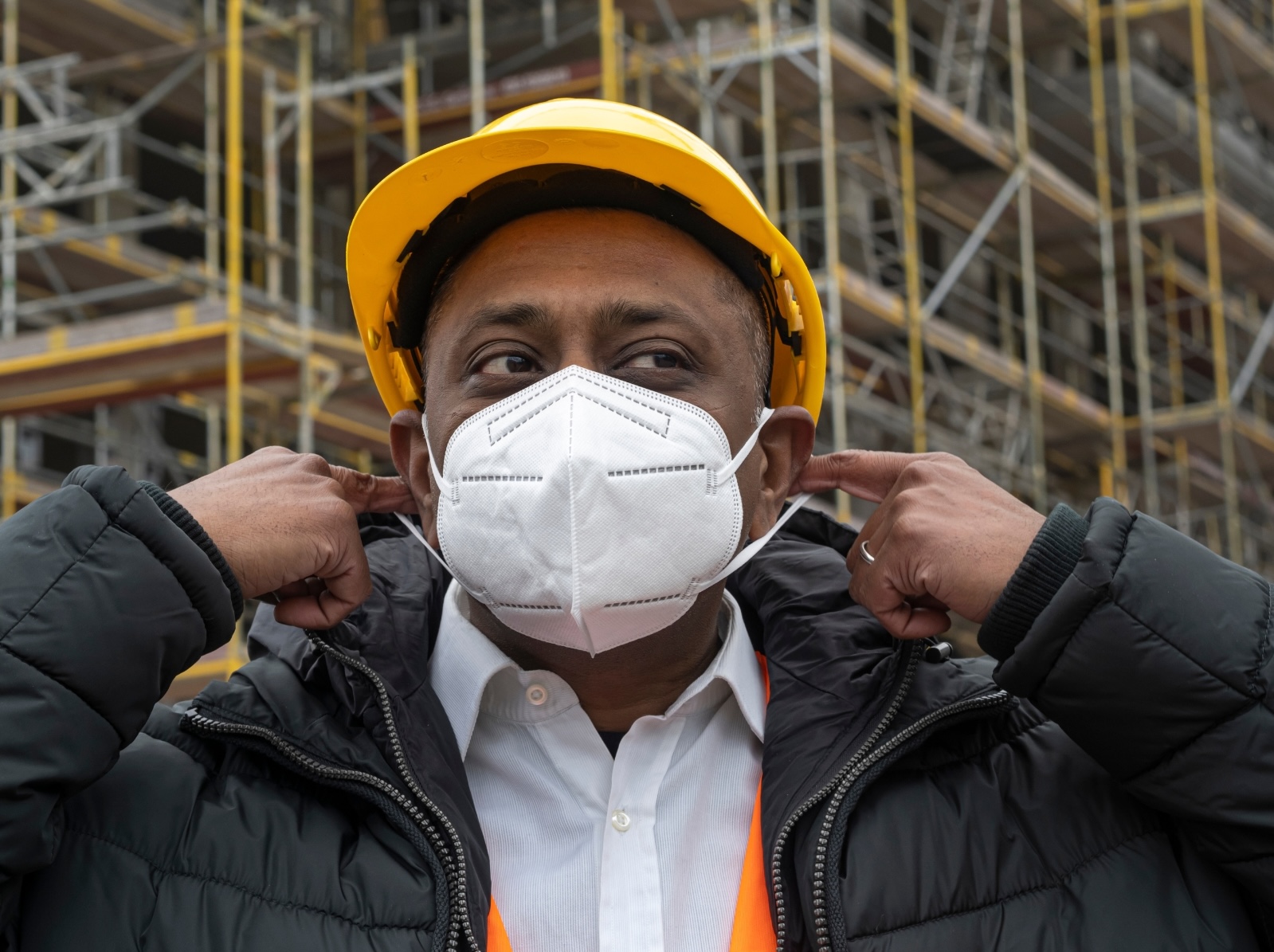Um operário ajusta sua máscara de proteção corretamente. Blog Sekureco